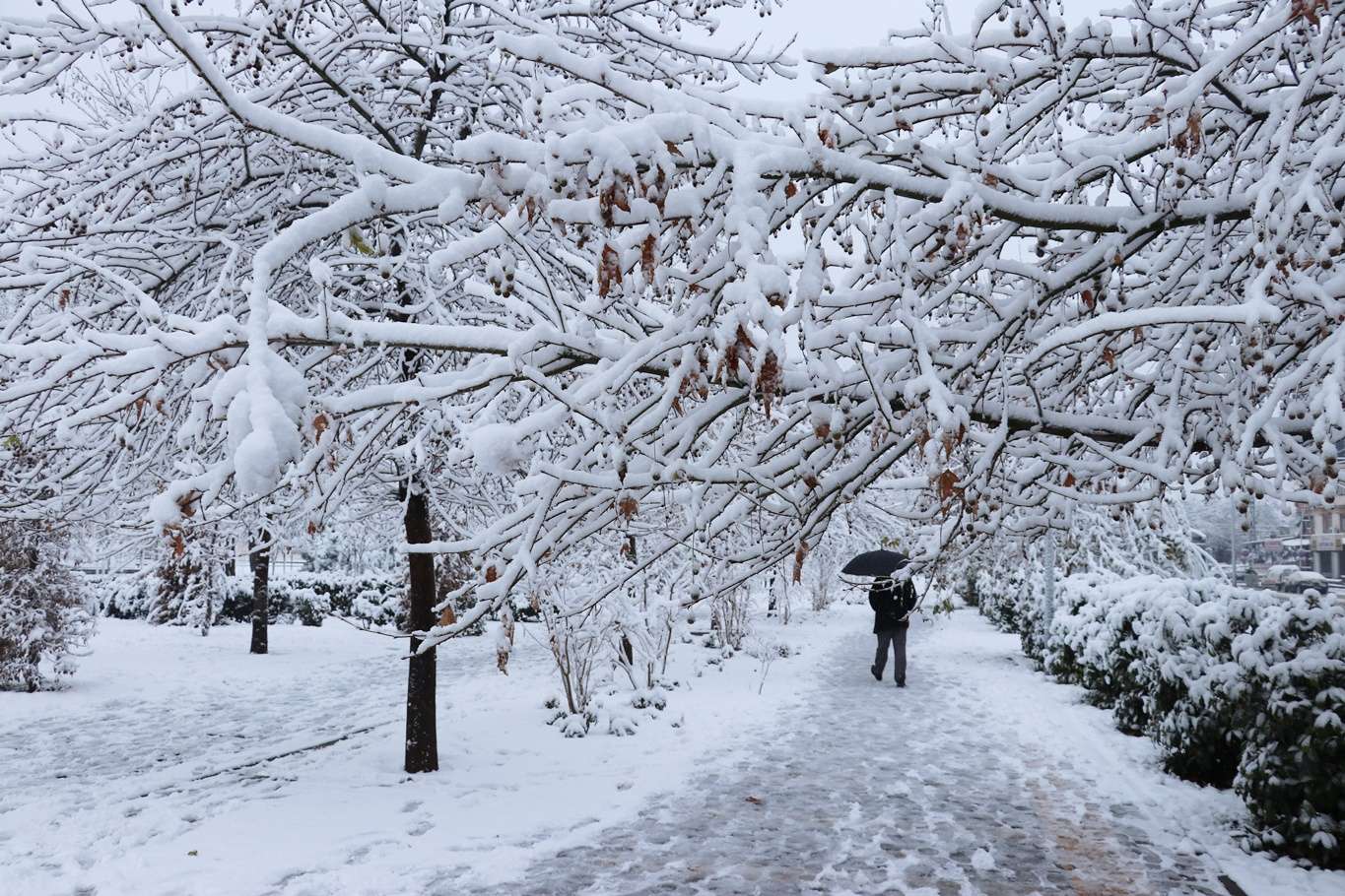 Gaziantep mevsimin ilk kar yağışıyla beyaza büründü